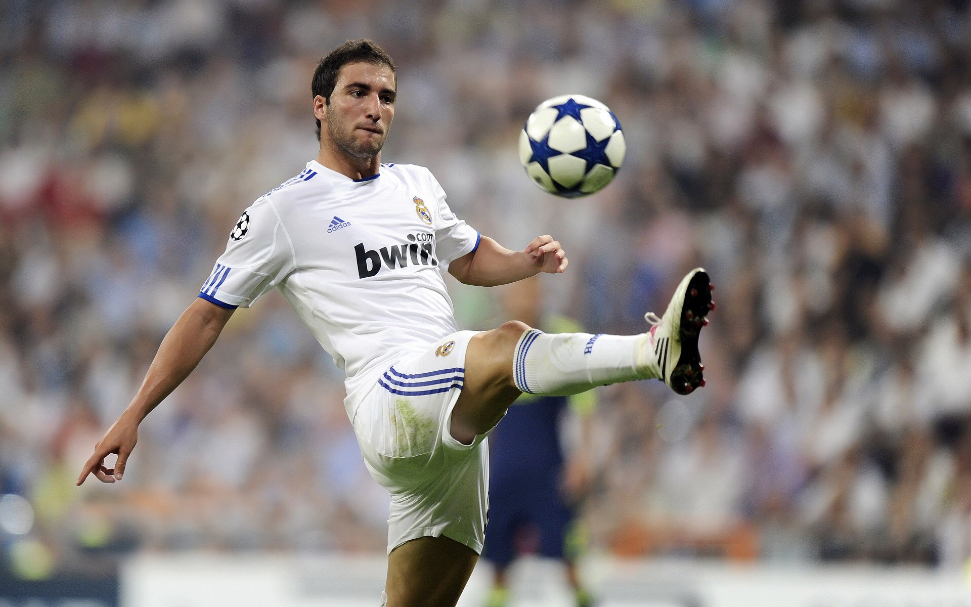 英超争冠之夜，姆巴佩成为全场焦点